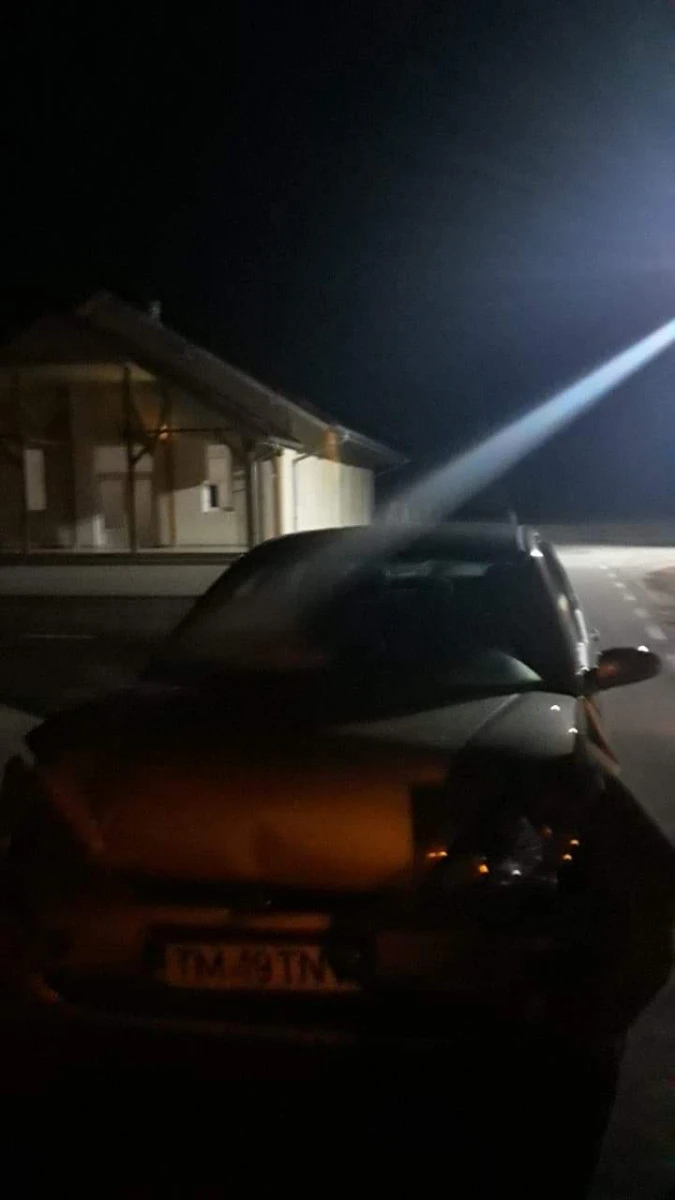 Urmărire ca-n filme la Șeitin! Fugarii au intrat cu mașina în capela din sat