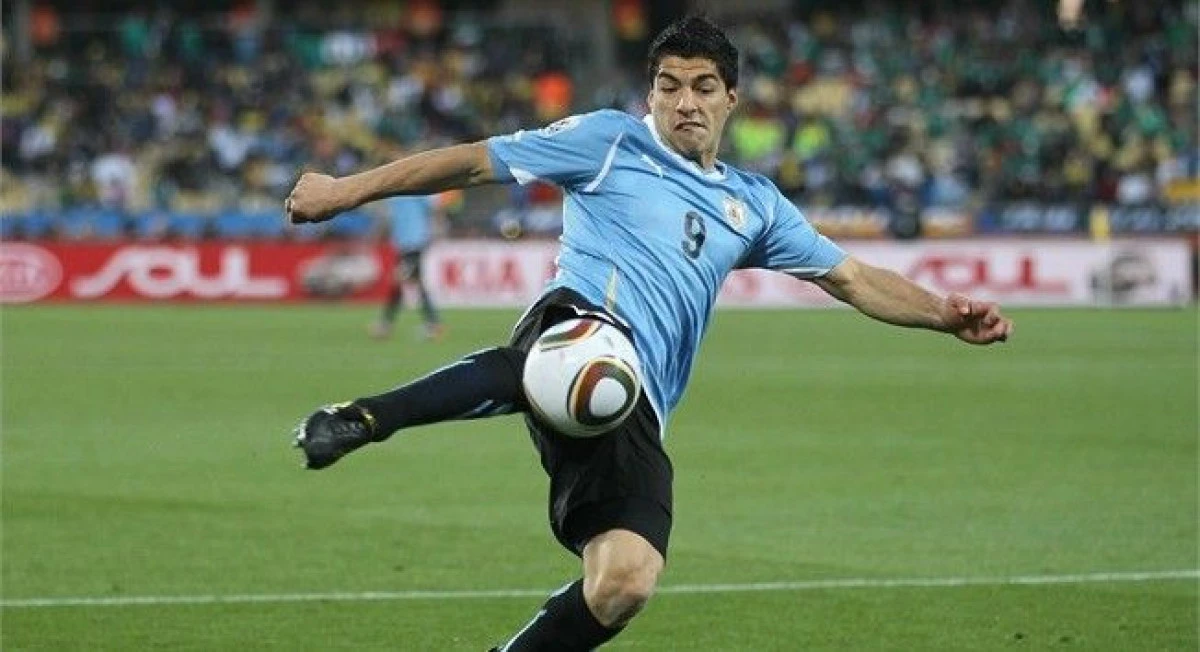 URUGUAYANUL LUIS SUAREZ A LOVIT DIN NOU MINGEA
