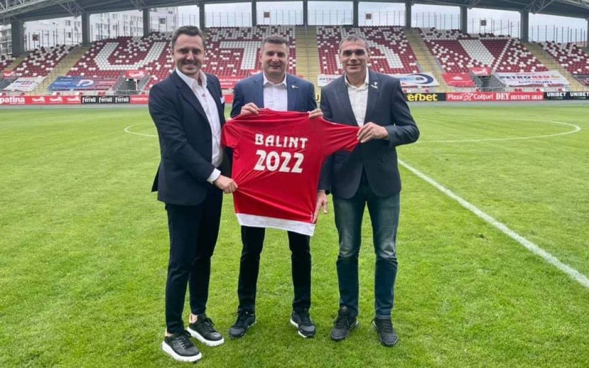 UTA anunţă că a semnat cu doi mijlocaşi străini şi un jucător Under 21