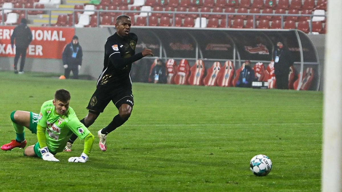 UTA dă lovitura pe final de mercato: Dumitru Cardoso întăreşte atacul lui Balint!