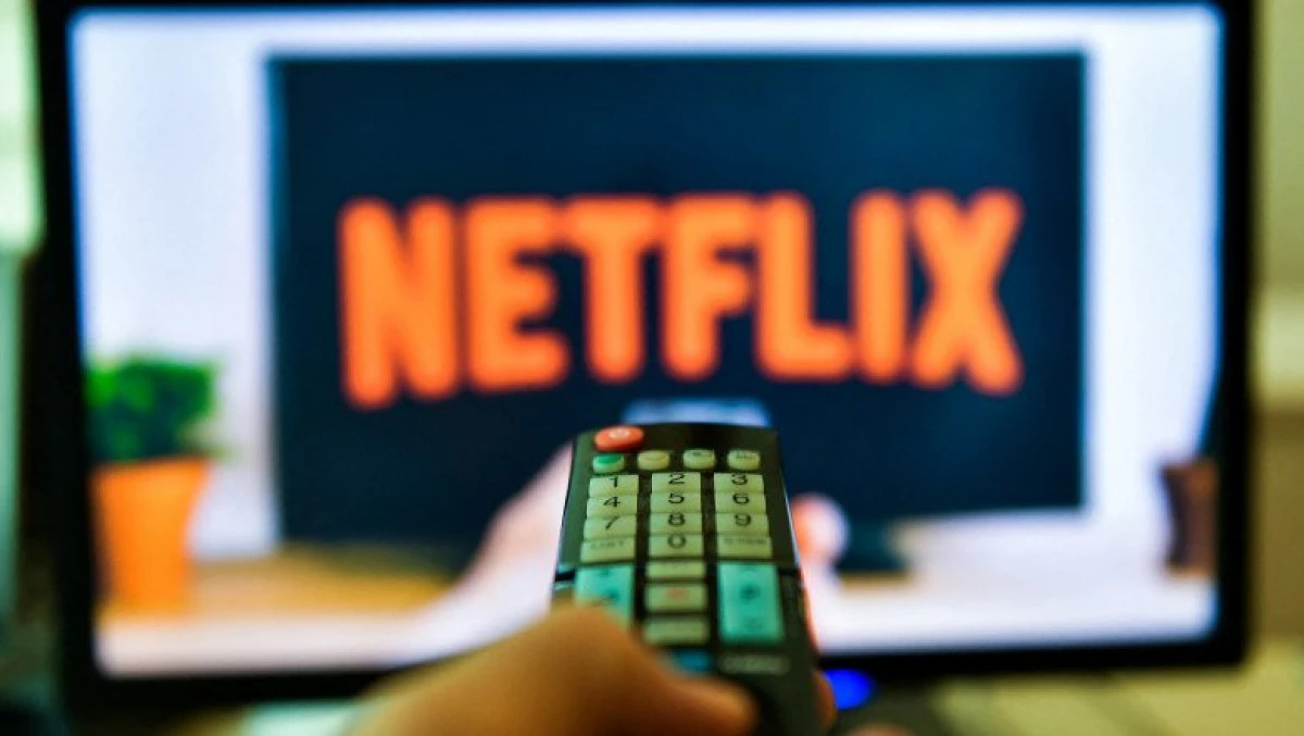 Utilizatorii Netflix care își împart contul cu alte persoane vor fi taxaţi suplimentar