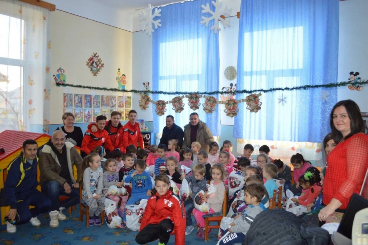 Utiştii au jucat rolul lui Moş Nicolae pentru copiii din Şimand