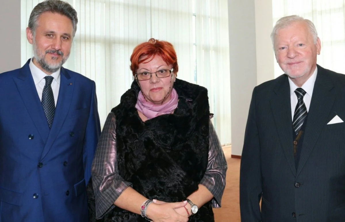 UVVG I-A ACORDAT AMBASADORULUI MARIUS LAZURCĂ PLACHETA DE AUR