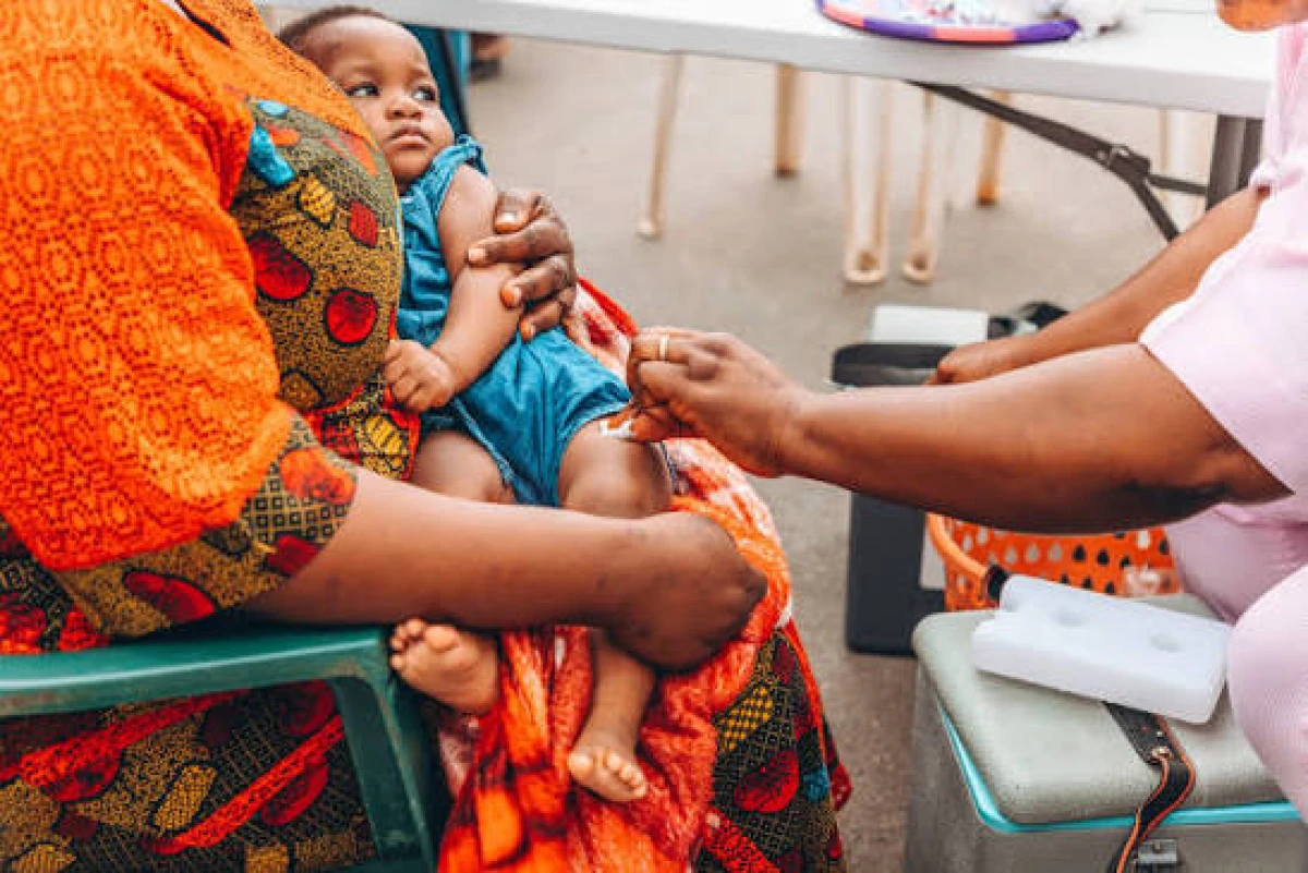 Vaccinul împotriva malariei reduce cazurile grave în Africa, însă puțini copii ajung la a patra doză