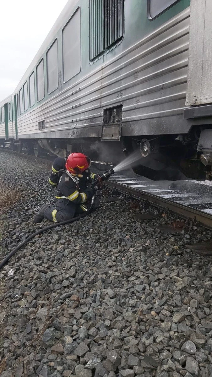 Vagonul unui tren a luat foc, pe Calea 6 Vânători
