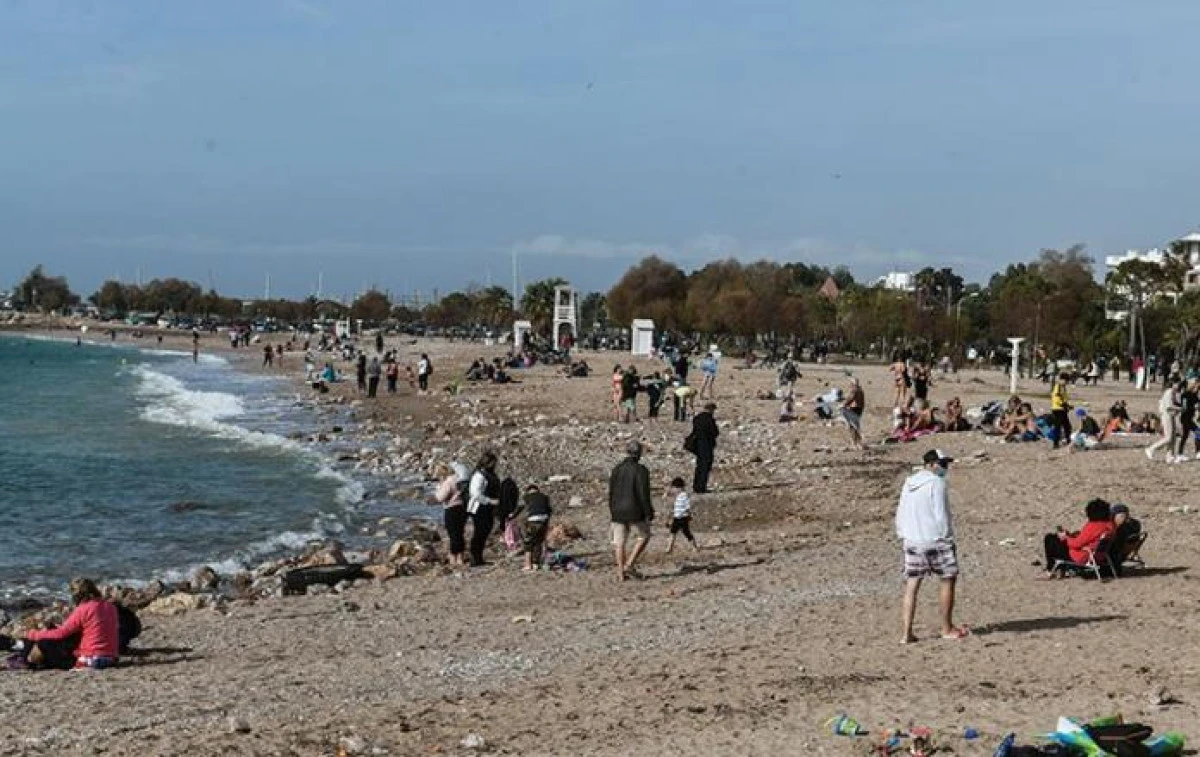 Val de căldură în Grecia. Lumea a ieşit la plajă, trecând peste restricţii