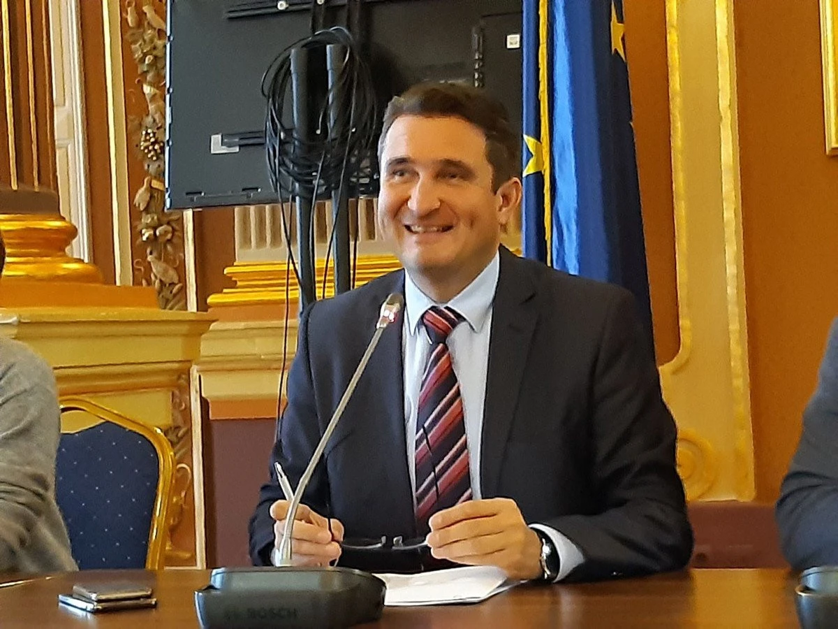 Valurile de pe Decebal l-au enervat pe Bibarţ. Păcat că nu simte şi gropile din oraş...