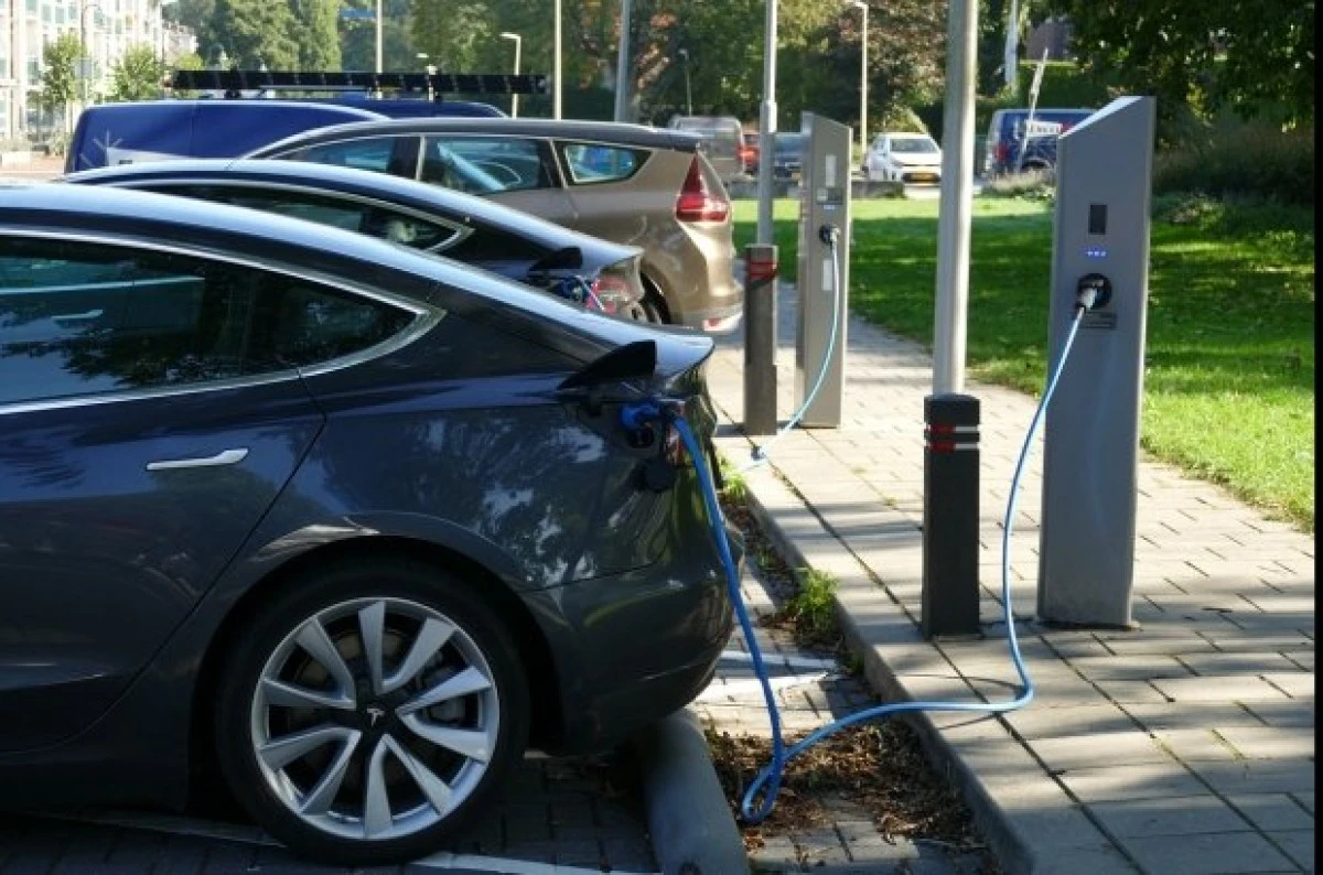 Vânzările globale de automobile electrice au atins un nou record în luna noiembrie