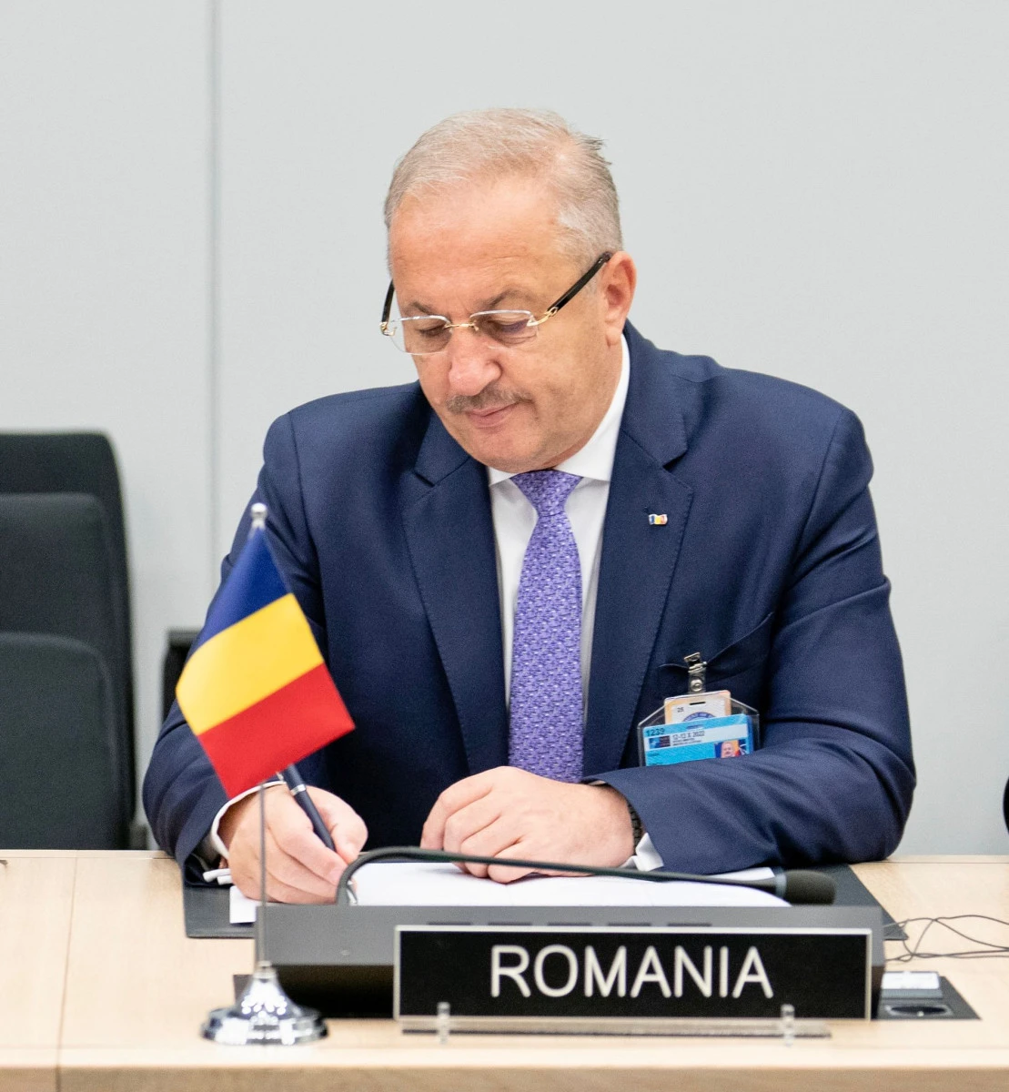 Vasile Dîncu a demisionat din funcția de ministru al Apărării