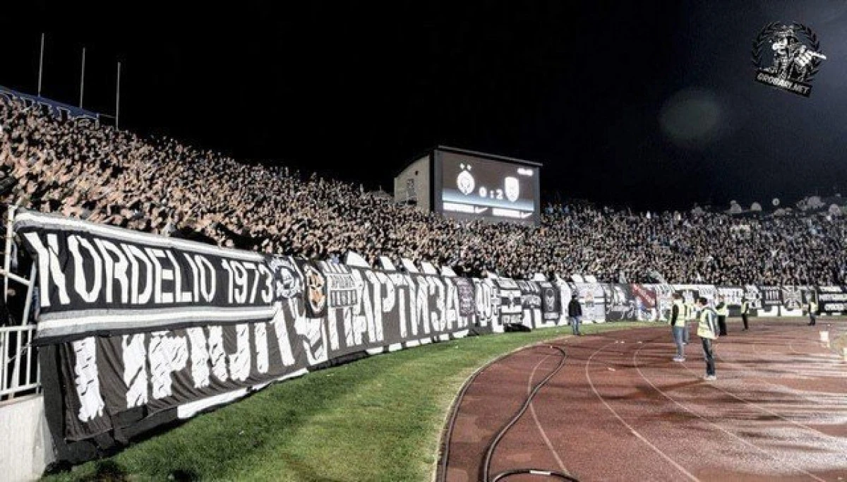 Vecinii joacă tare: fotbal cu spectatori în tribune, la 200 de kilometri de Arad!