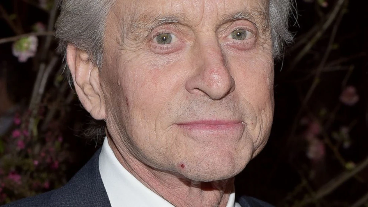VESTI INGRIJORATOARE DESPRE MICHAEL DOUGLAS. MEDICII I-AU SPUS CA MAI ARE SASE LUNI DE TRAIT