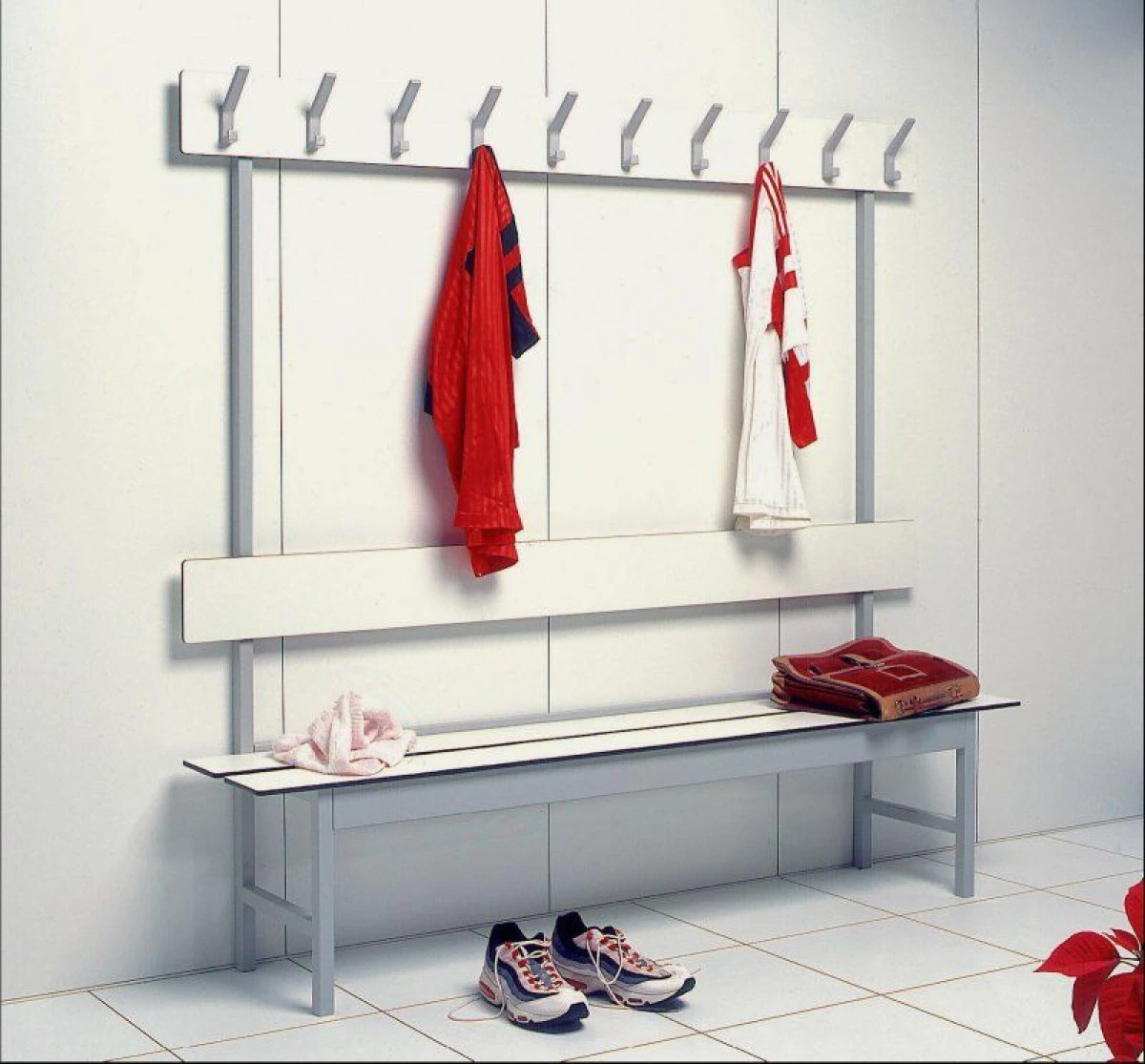 VESTIAR PRADAT DE HOT: SPORTIVII AU RAMAS FARA HAINE, BANI SI UN TELEFON MOBIL