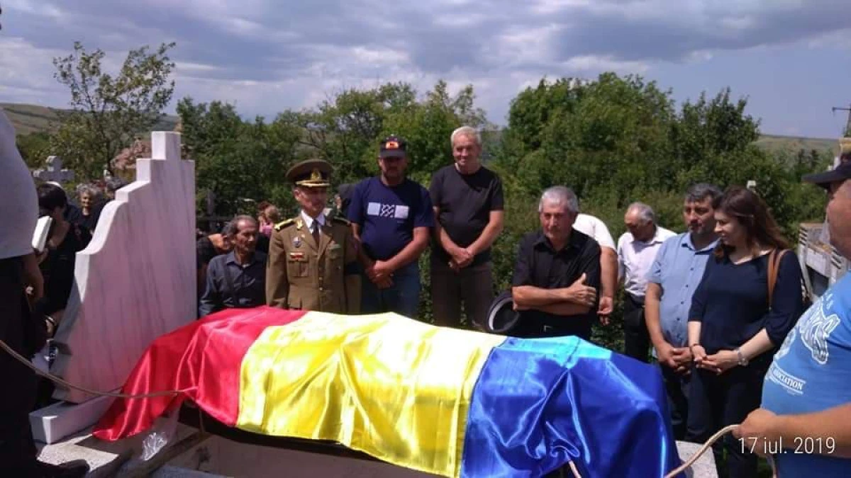 Veteran de război, condus pe ultimul drum de soldați