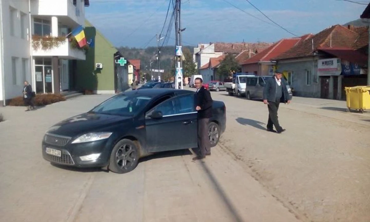 VICELE TOLEA FOLOSESTE IN CONTINUARE LIMUZINA PE CARE TREBUIA S-O PREDEA COMPANIEI DE APA