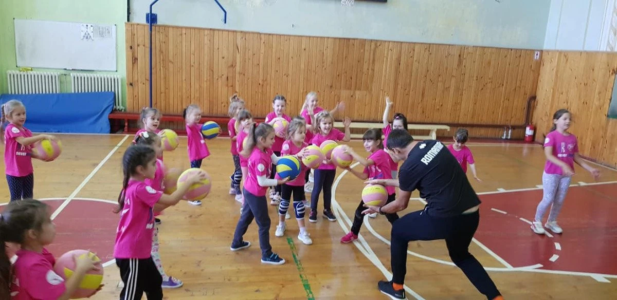 Victoria Nădlac face înscrieri în voleiul juvenil, pentru fete între 4 şi 12 ani