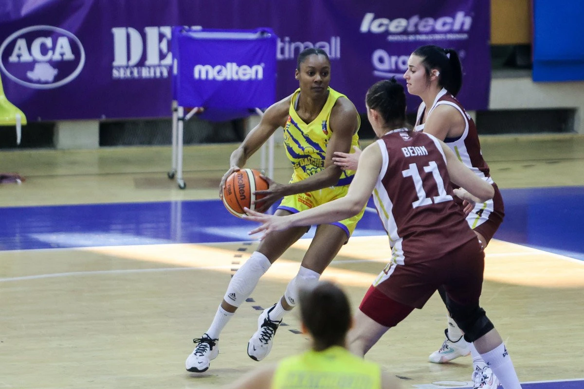 Victorie confortabilă a liderului, la debutul americancei Sutherland