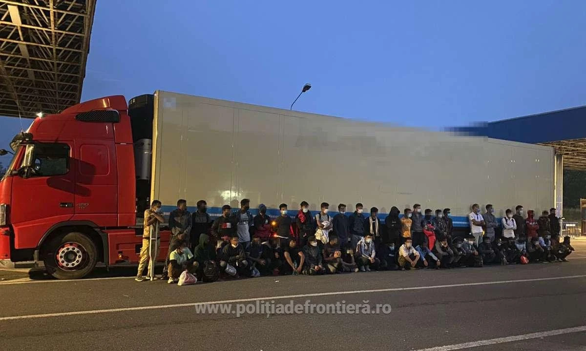 (VIDEO) 50 de migranti au încercat să treacă vama Nădlac ascunși în remorca frigorifică a unui TIR