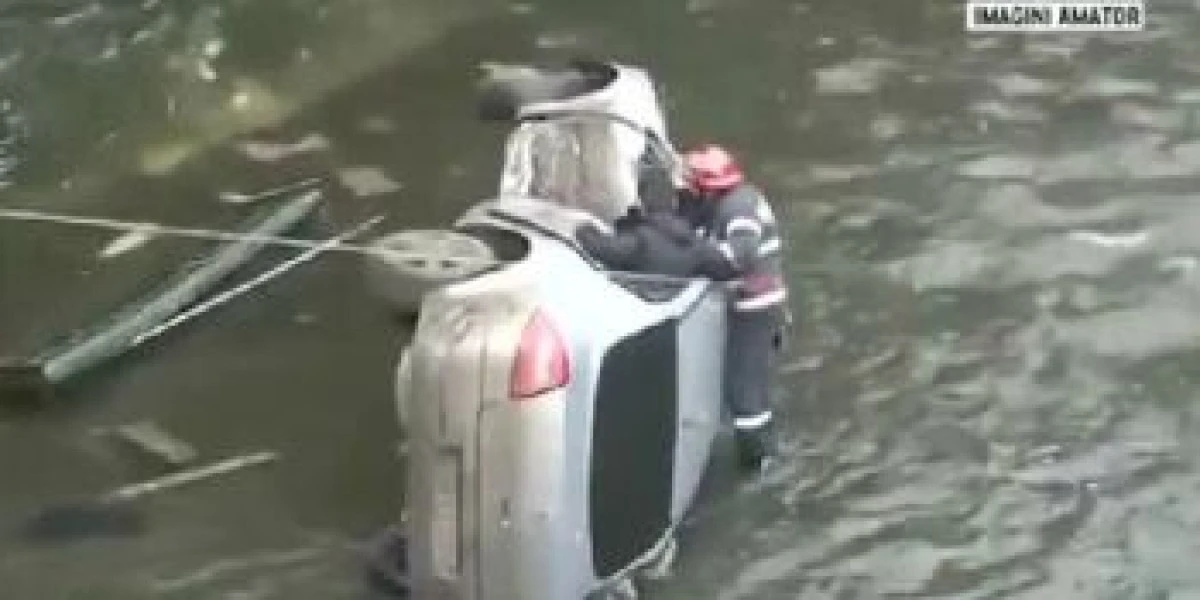 (VIDEO) A PLONJAT CU MASINA IN RAU. SOFERITA NU A AVUT NICIO SANSA