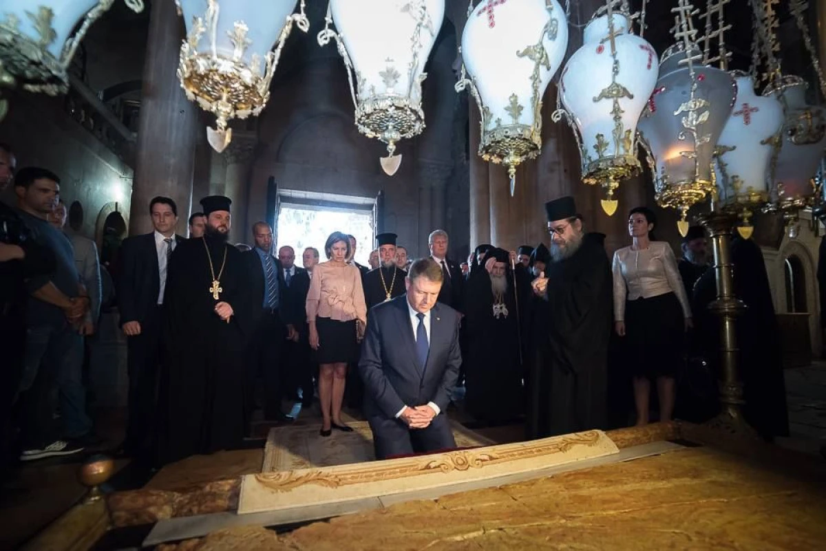 (VIDEO) CARMEN IOHANNIS, CU FUSTA SCURTA, LA BISERICA SFANTULUI MORMANT DIN IERUSALIM