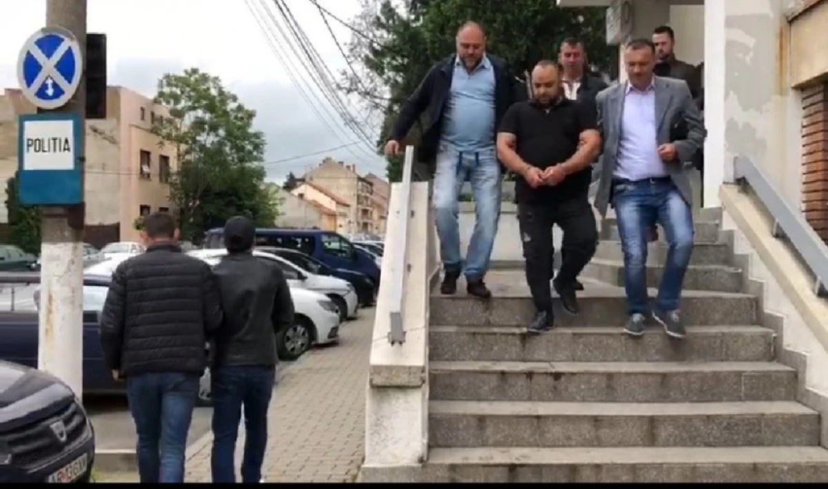 (VIDEO) Doi bărbați proxeneți au fost "săltați" de polițiștii arădeni