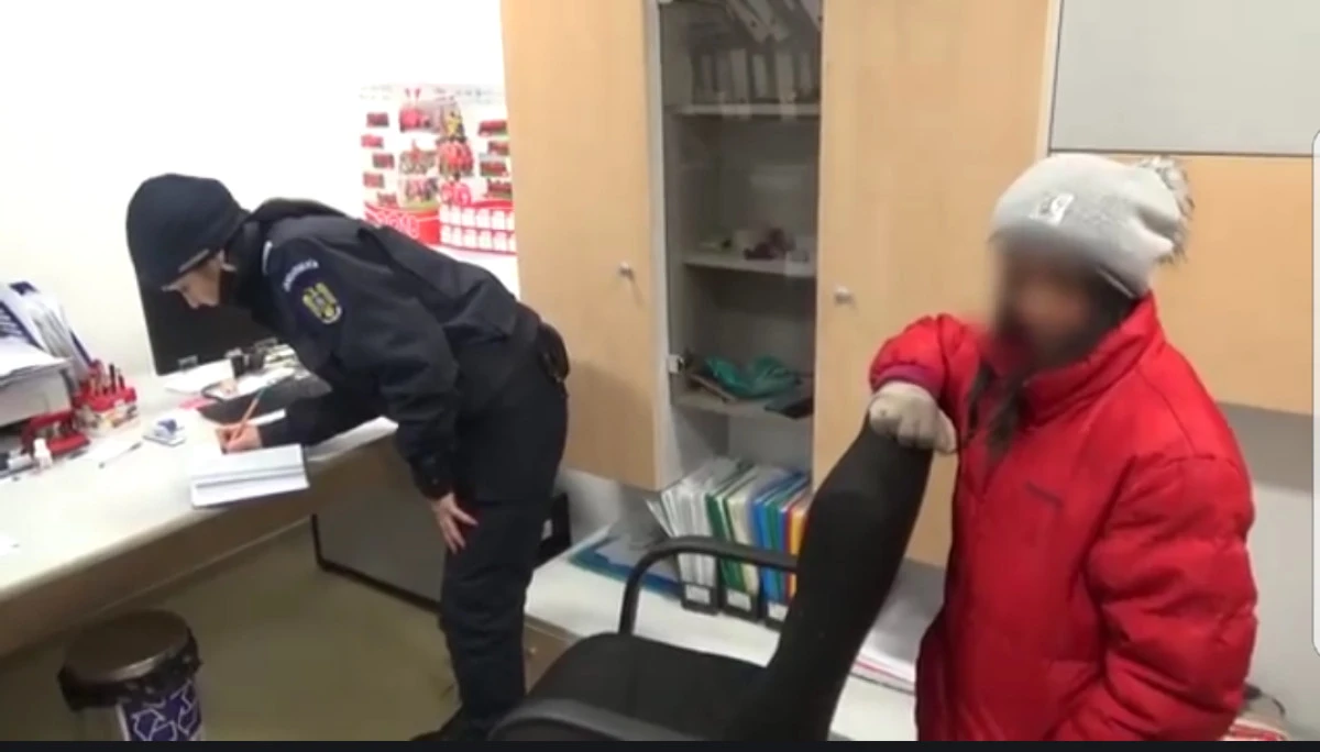 (VIDEO) Fetiță de 13 ani, salvată de la îngheț de jandarmii arădeni