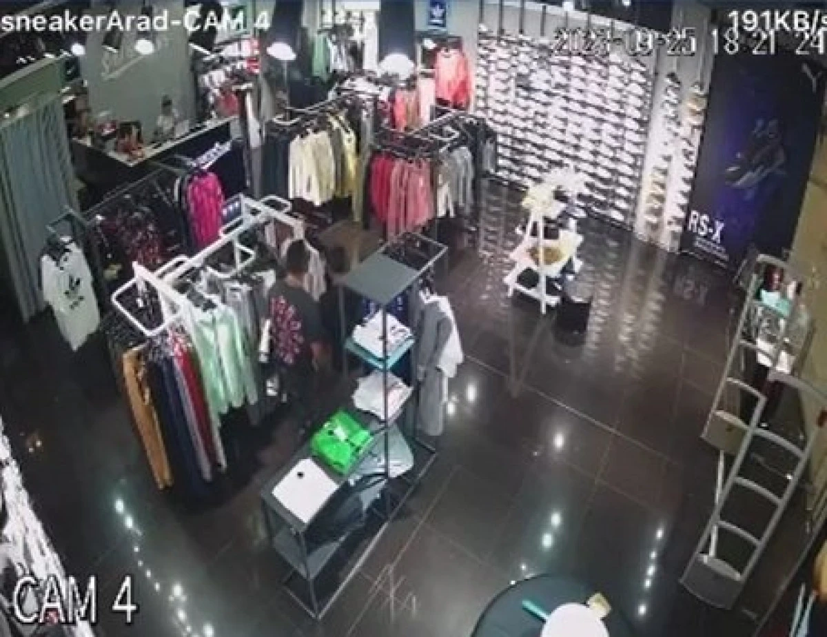 (VIDEO) Hoț prins în timp record, după ce a furat un trening din magazinul Arman Sport, din incinta Atrium Mall
