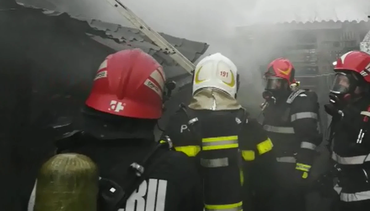 (VIDEO) Incendiu în municipiu. O femeie a fost transportată la spital