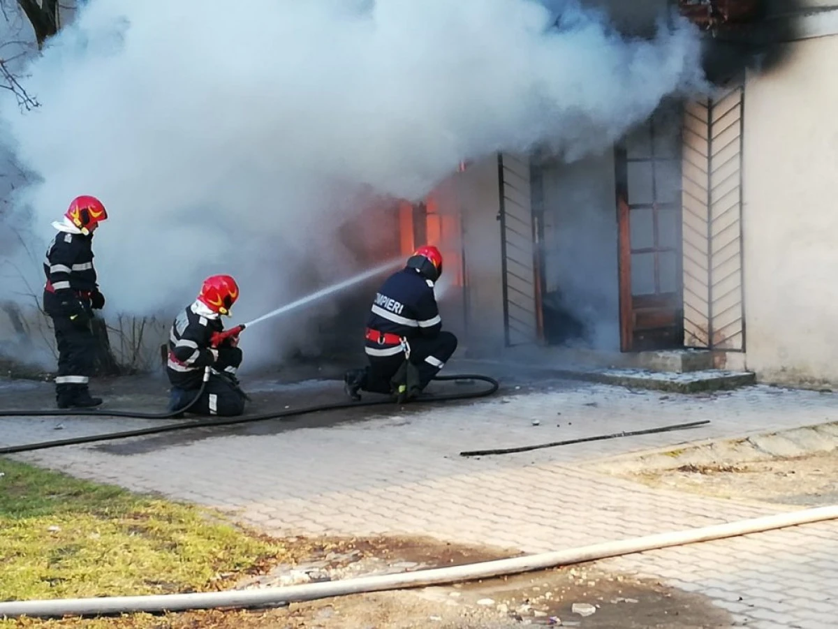 (VIDEO) Incendiu la parterul unui bloc din Sebiș. Toți locatarii au fost evacuați