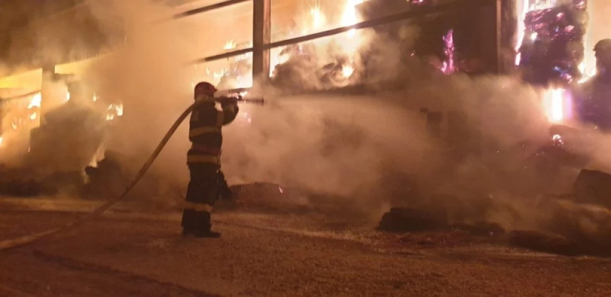 (VIDEO) Incendiu la un depozit de baloți din Iratoșu. Pompierii s-au luptat 4 ore cu flăcările