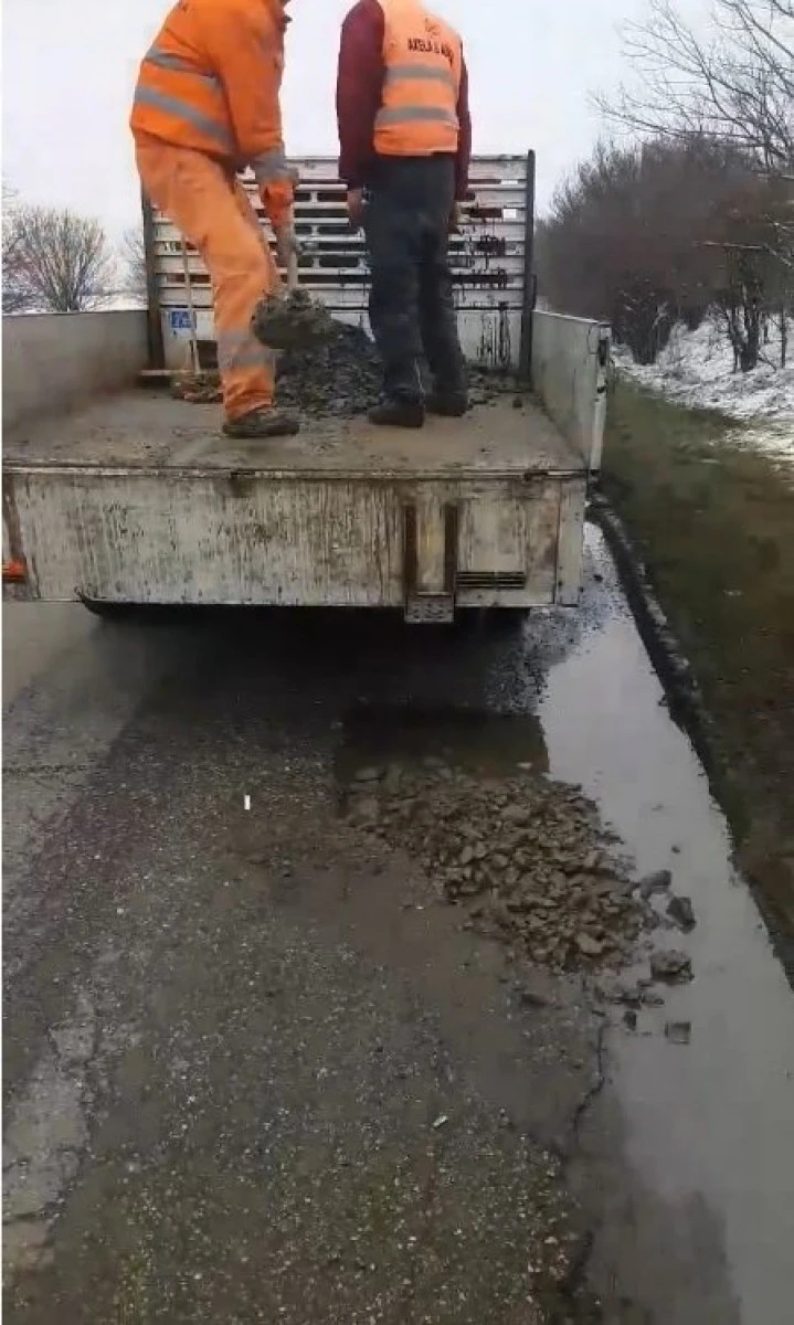 (VIDEO) Incredibil! Așa se repară un drum în județul Arad, în anul 2018