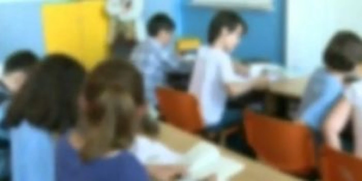 (VIDEO) ÎNVĂŢĂTOARE SURPRINSĂ ÎN TIMP CE JIGNEŞTE COPIII
