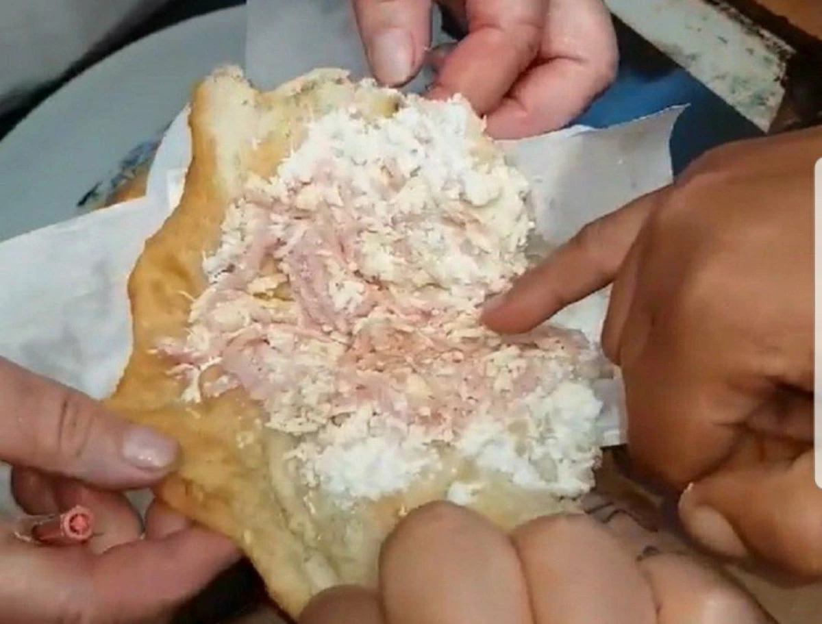 (VIDEO) Langoşi cu viermi, vânduţi la o patiserie din Sântana