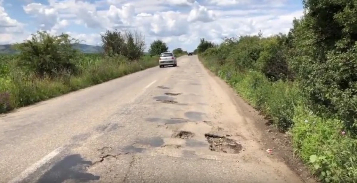 (VIDEO) Noi lucrări de mântuială pe drumurile județene. Banii publici, cheltuiți în bătaie de joc