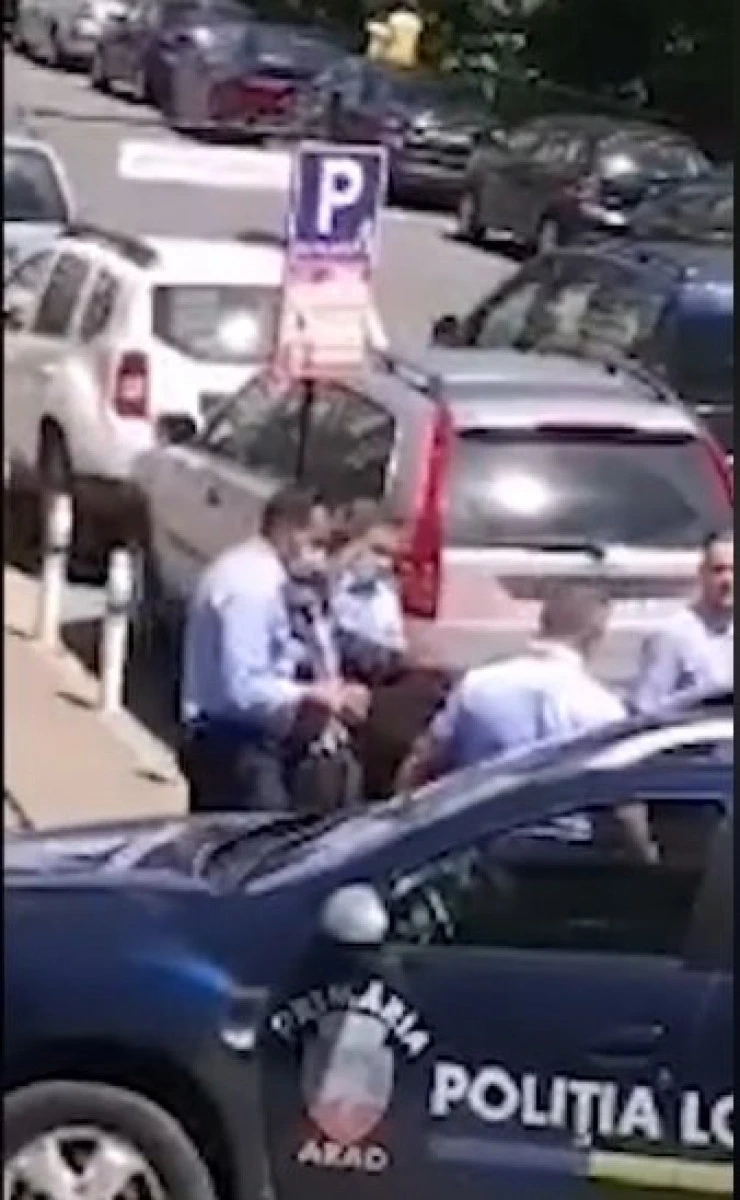 (VIDEO) Șapte milițieni locali au „săltat“ un bătrânel care nu purta mască în Primăria Arad
