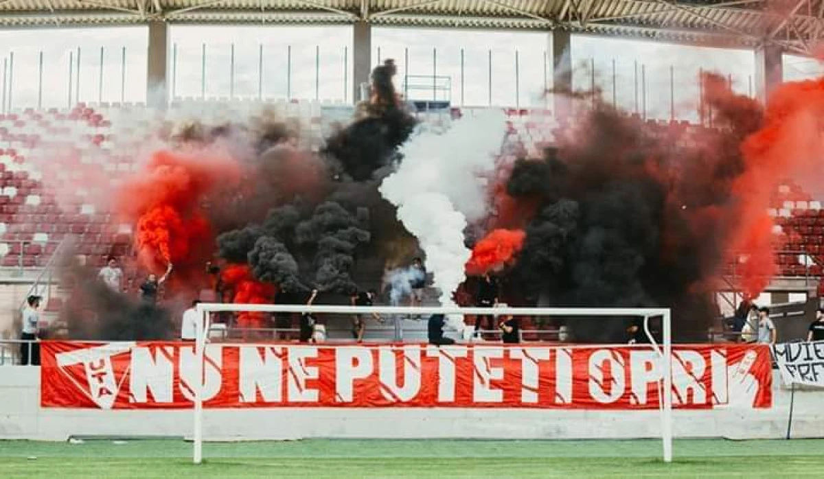 VIDEO Suporterii UTA-ei, atmosferă incendiară pe noul stadion! Scandări anti- FRF în peluza arădeană