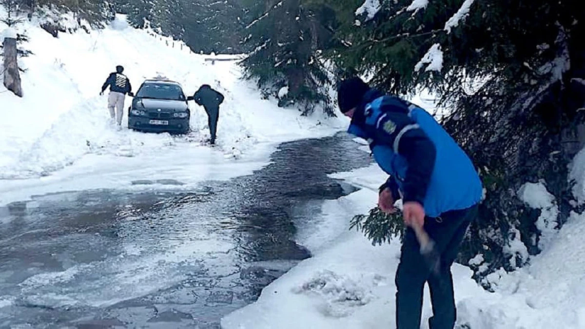 (VIDEO) Trei arădeni au rămas blocați în zăpadă, în Arieșeni. Au fost salvați de jandarmi