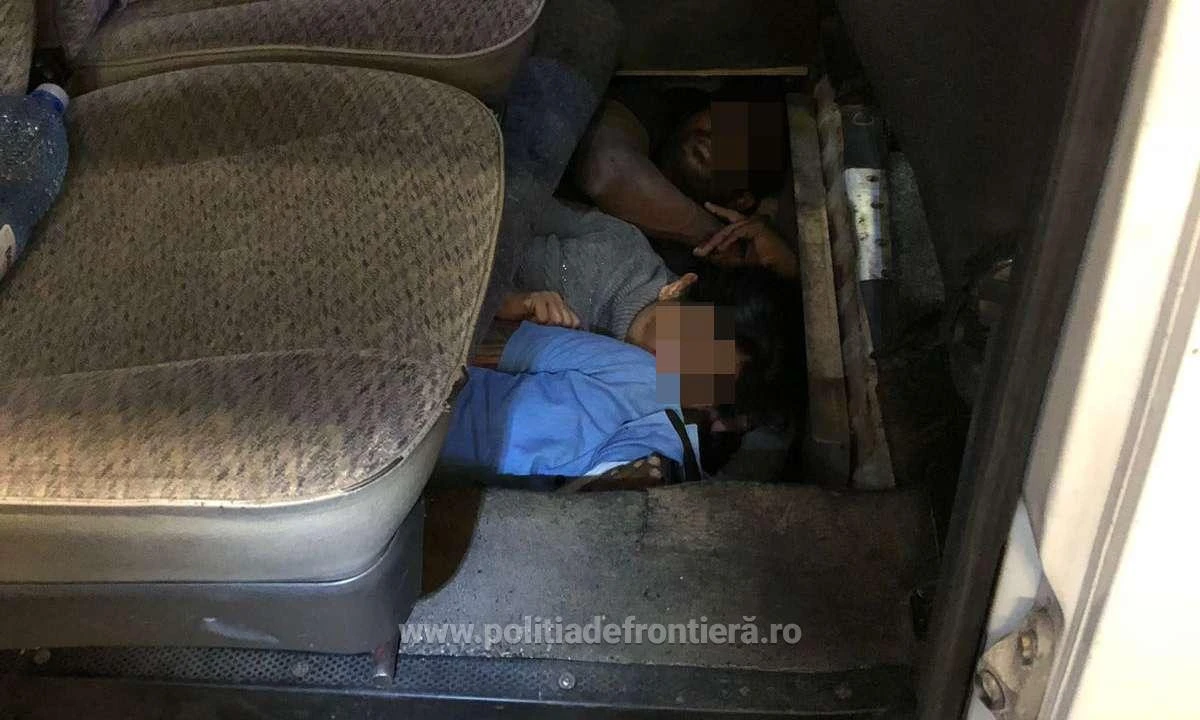 (VIDEO) Trei refugiați au încercat să iasă ilegal din România, ascunși într-un microbuz