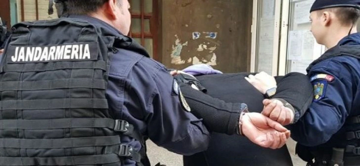 (VIDEO) Un arădean curajos a imobilizat un hoț care a încercat să fure dintr-un magazin