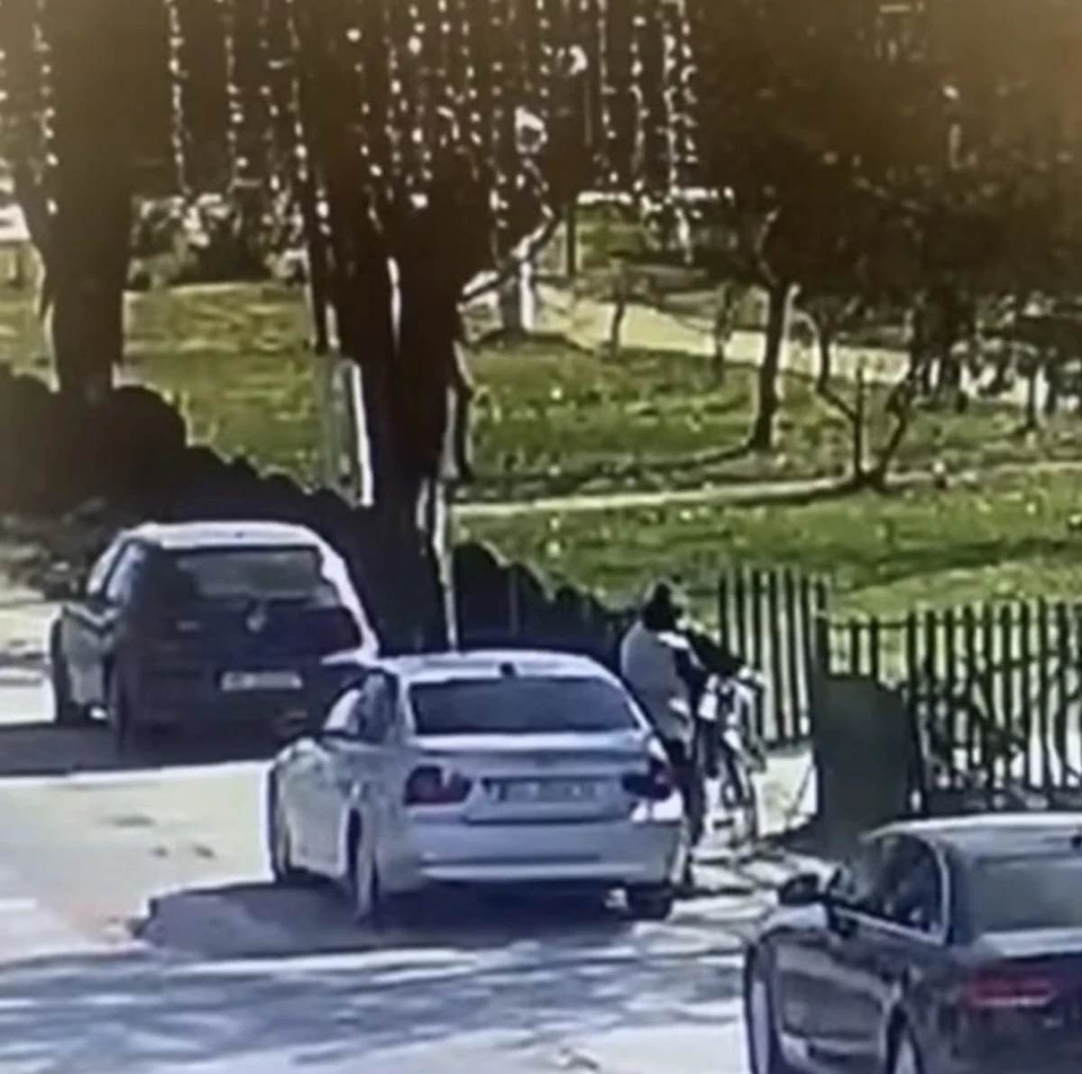 (VIDEO) Un bărbat a furat 4.500 de lei din buzunarul unui octogenar din Arad, folosind metoda „îmbrățișării”