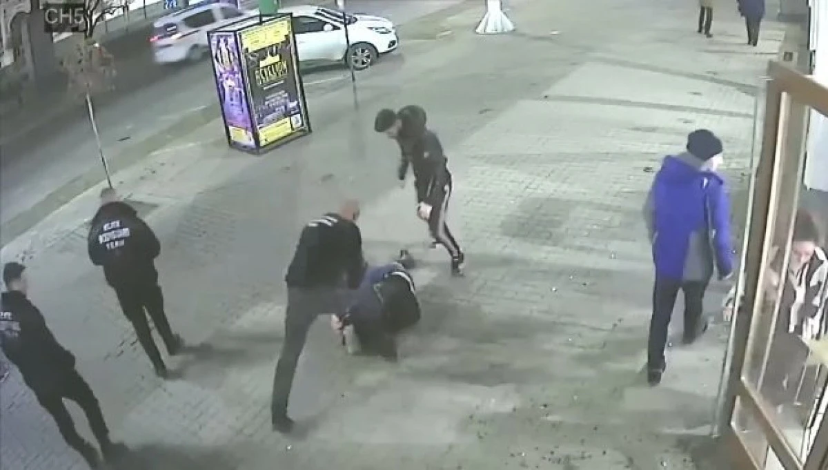 (VIDEO) Un tânăr din Arad a fost bătut cu bestialitate, de angajații unei firme de pază. Poliția și Parchetul dorm, în continuare