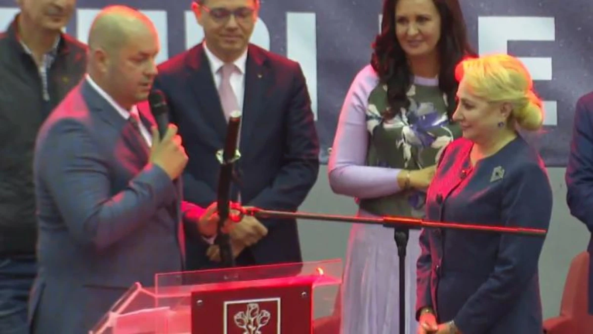 Viorica Dăncilă a primit cadou o sabie de samurai și o icoană, din partea PSD Arad