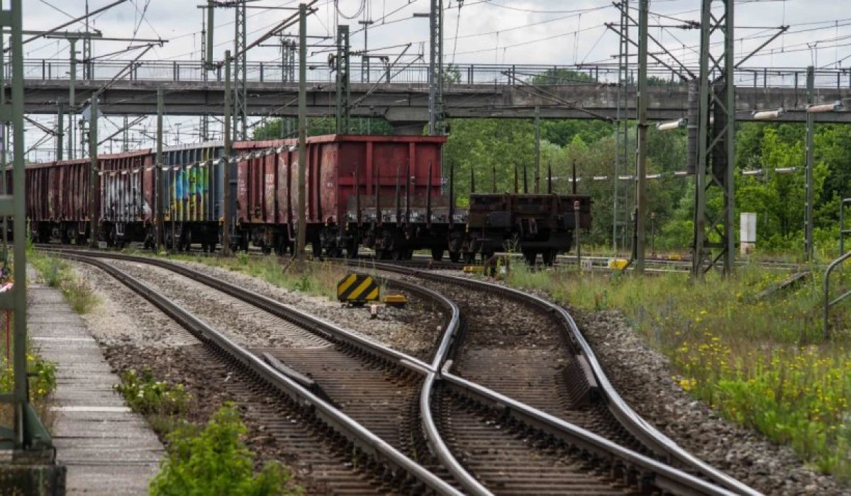 Viteza medie a trenurilor de marfă este de 16 km/h. Drumul de la Constanța la Arad ar dura între 7 și 12 zile