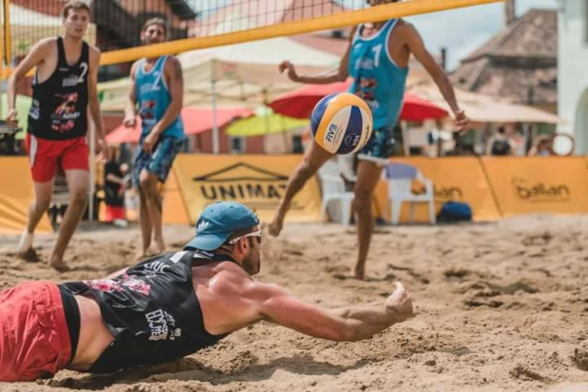 Voleibaliştii arădeni “invadează” nisipul de la Mamaia