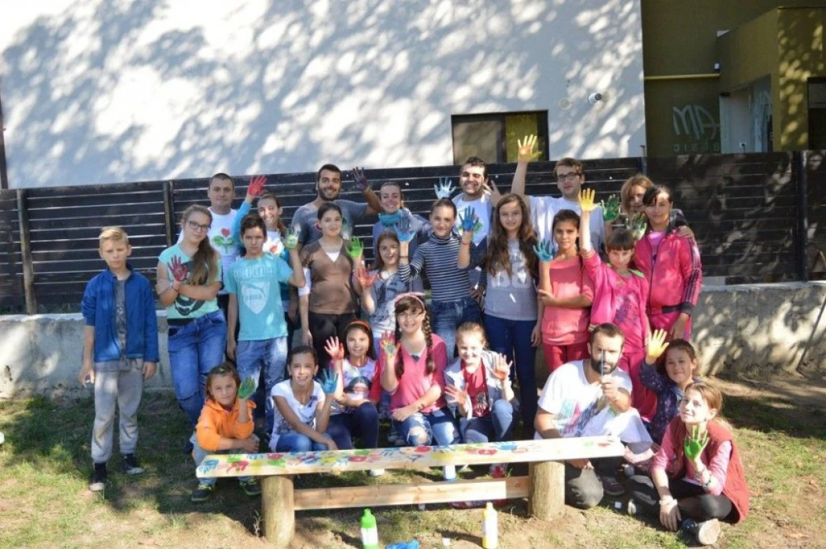 VOLUNTARII ASOCIATIEI SIRINIA AU AMENAJAT LOCUL DE JOACA DIN CURTEA SCOLII „IOSIF MOLDOVAN“