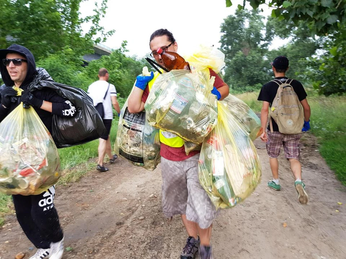 Voluntarii au strâns 600 de kilograme de gunoi de pe Malul Mureşului