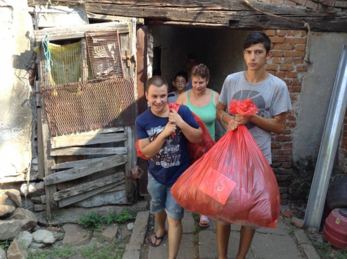 VOLUNTARII DIN CADRULUI PROIECTULUI "VACANTA ACTIVA" AU OFERIT CADOURI COPIILOR NEVOIASI