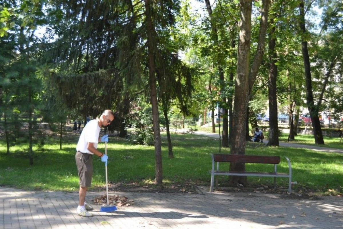 VOLUNTARII GAIA AU IGIENIZAT PARCUL COPIILOR DIN ARAD