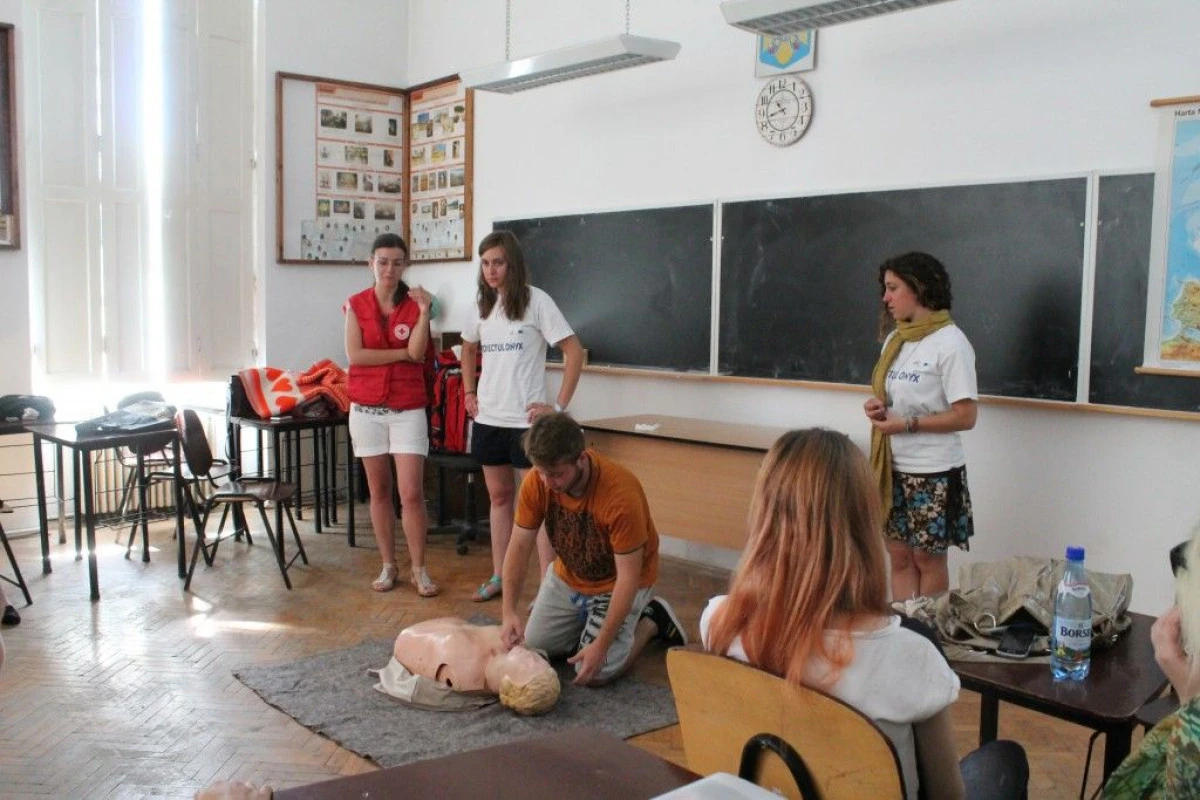 VOLUNTARII I-AU INVATAT PE ELEVI TEHNICI DE ACORDARE A PRIMULUI AJUTOR