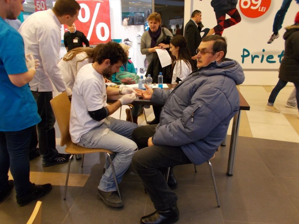 VOLUNTARII STRAINI AU TESTAT GLICEMIA ARADENILOR