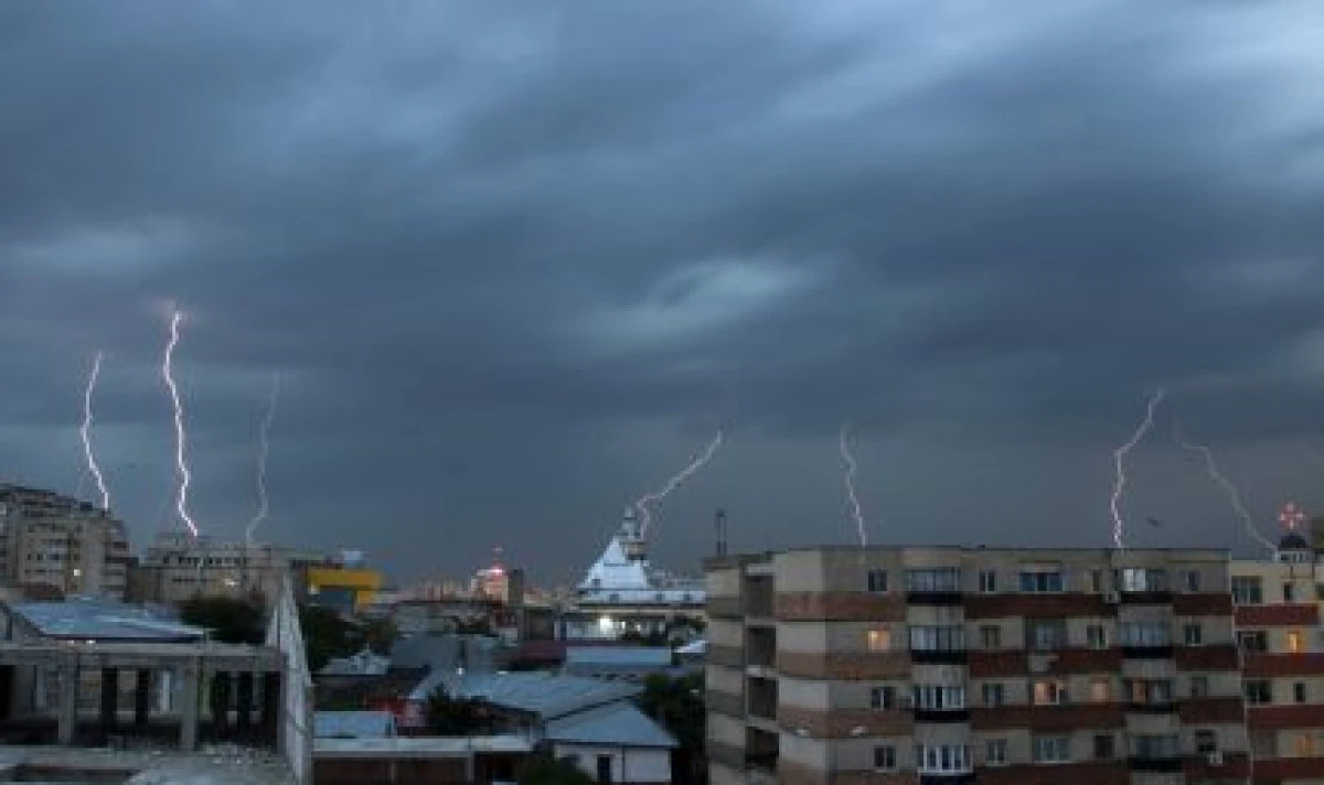 VREMEA SE STRICA IN APROAPE TOATA TARA. VOM AVEA AVERSE, CU TUNETE SI FULGERE